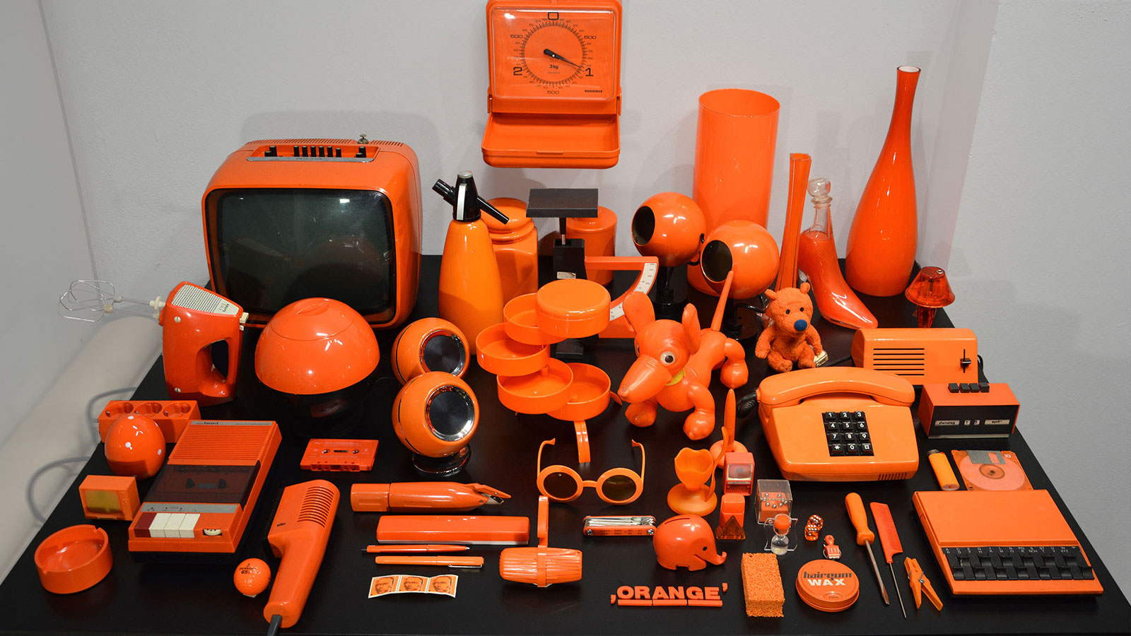 In 13 virtuellen Kabinetten sind hier thematische Auszüge der „Sammlung Orange“ zu entdecken.