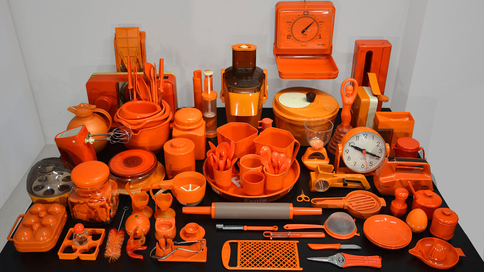 Küche – Orange ist hier nicht nur die Bezeichnung für die verarbeiteten Zitrusfrüchte, sondern auch die fröhliche Farbgebung für mehr oder weniger praktische Küchenutensilien. 