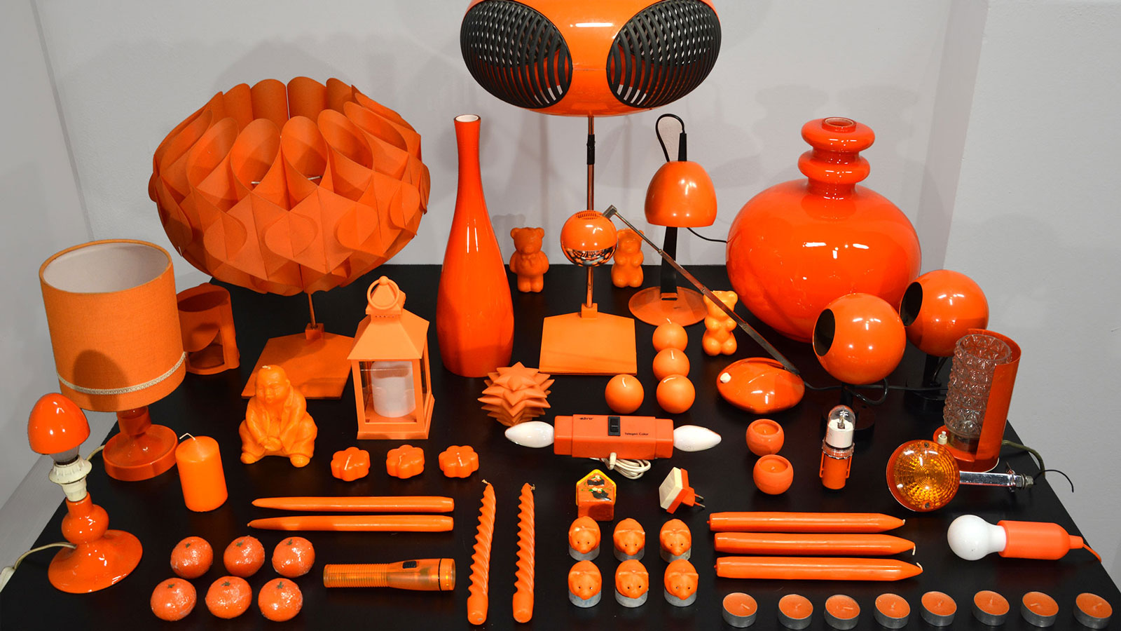 Leuchten und Kerzen – Warmes Orange ist prädestiniert für alles, was wohlig leuchten und Dinge prägnant ins richtige Licht setzen soll. 