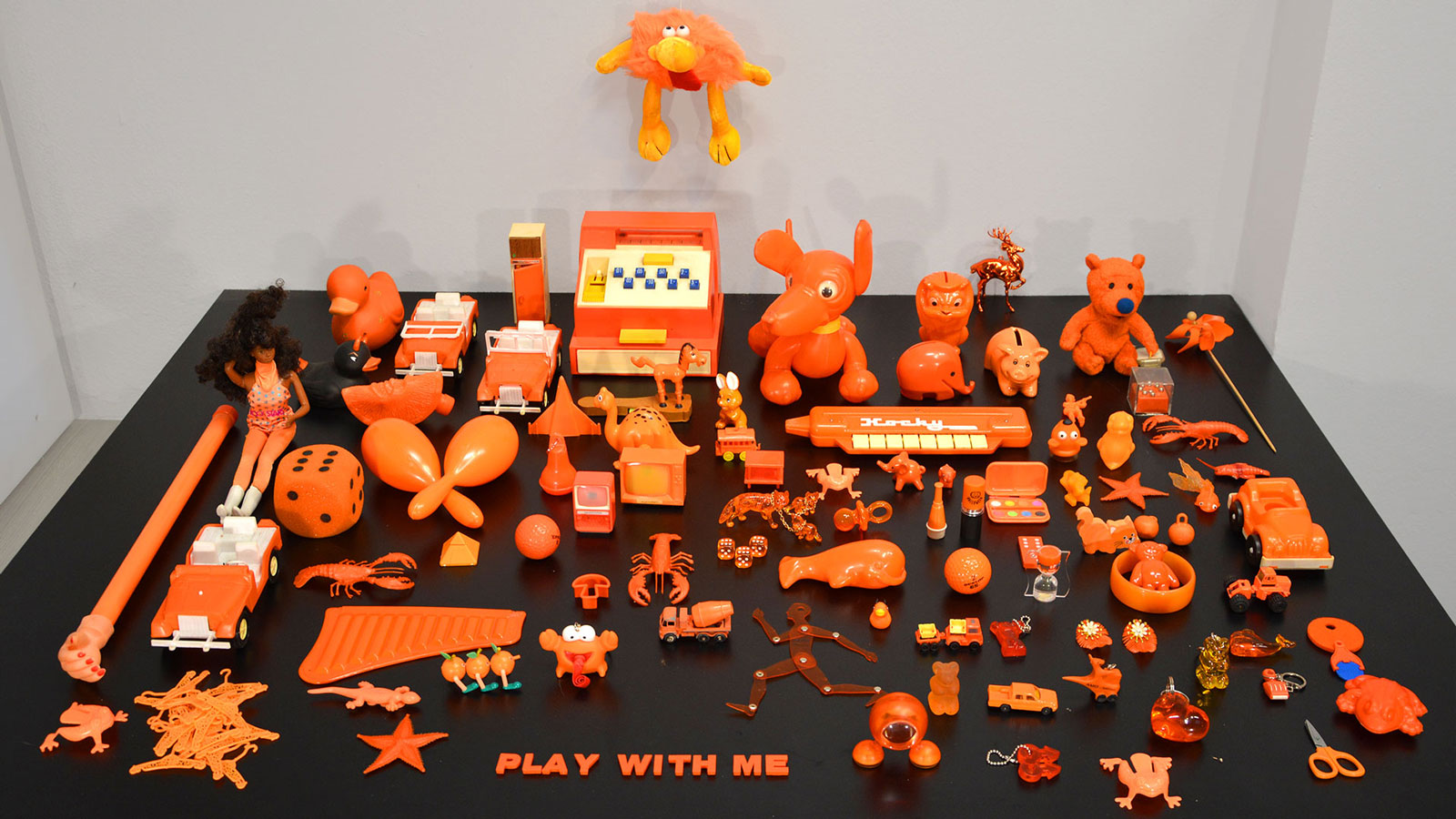 Spielzeug – Orange steht für Ausgelassenheit und Neugier und somit also für das Spiel an sich. Die Ludologie, die „Lehre“ vom Spielen, müsste dieser Farbe einen eigenen Forschungsschwerpunkt widmen. Anschauungsmaterial findet sich in diesem Kabinett. 
