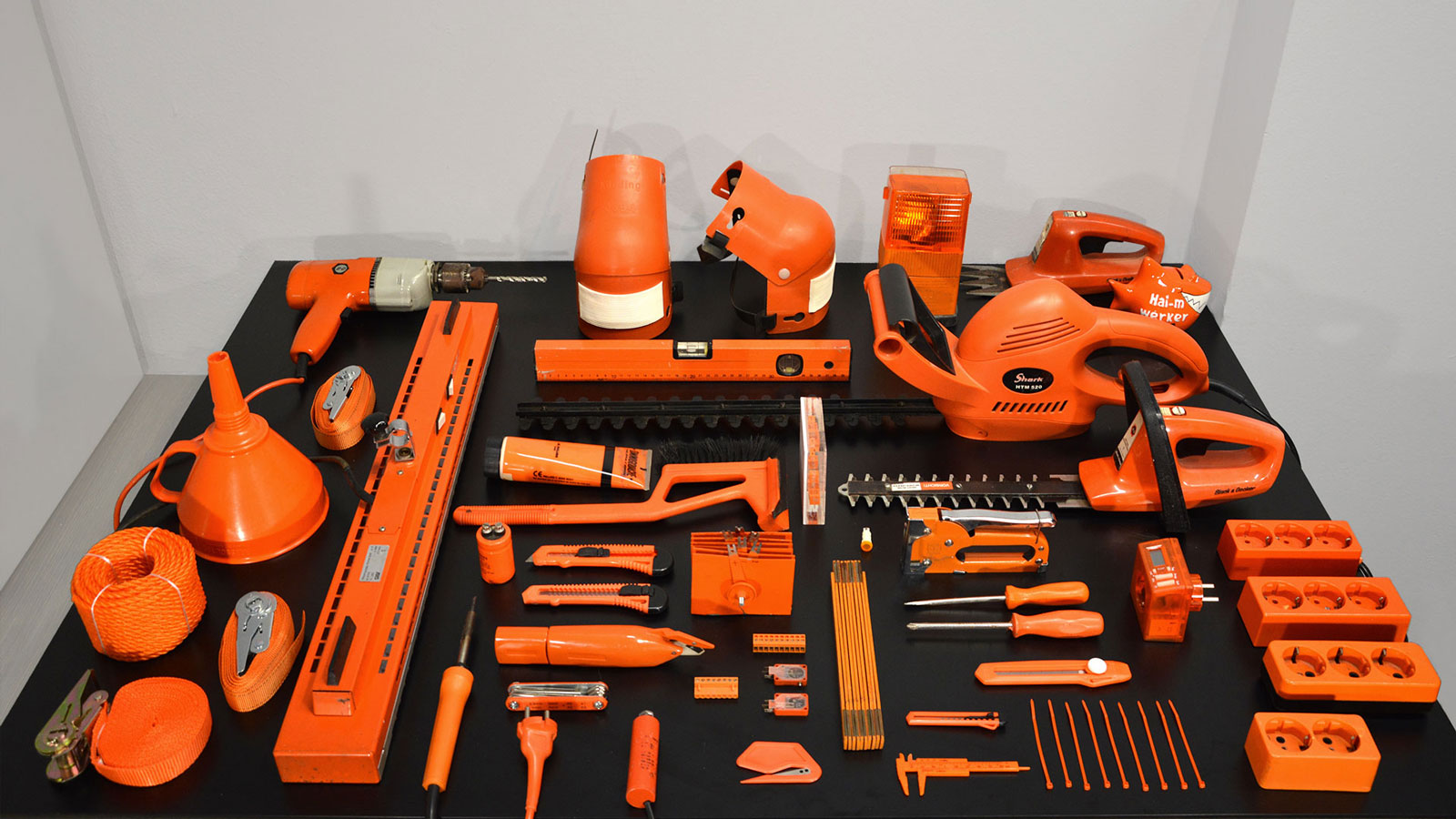 Werkzeug – Als Signalfarbe ist Orange ideal für Werkzeuge und darum streiten sich regelmäßig die Hersteller über die markenspezifische Farbnuance. Zwischen Heckenschere, Lötkolben und Kabelbindern kann man die entscheidenden farblichen Unterschiede entdecken. 