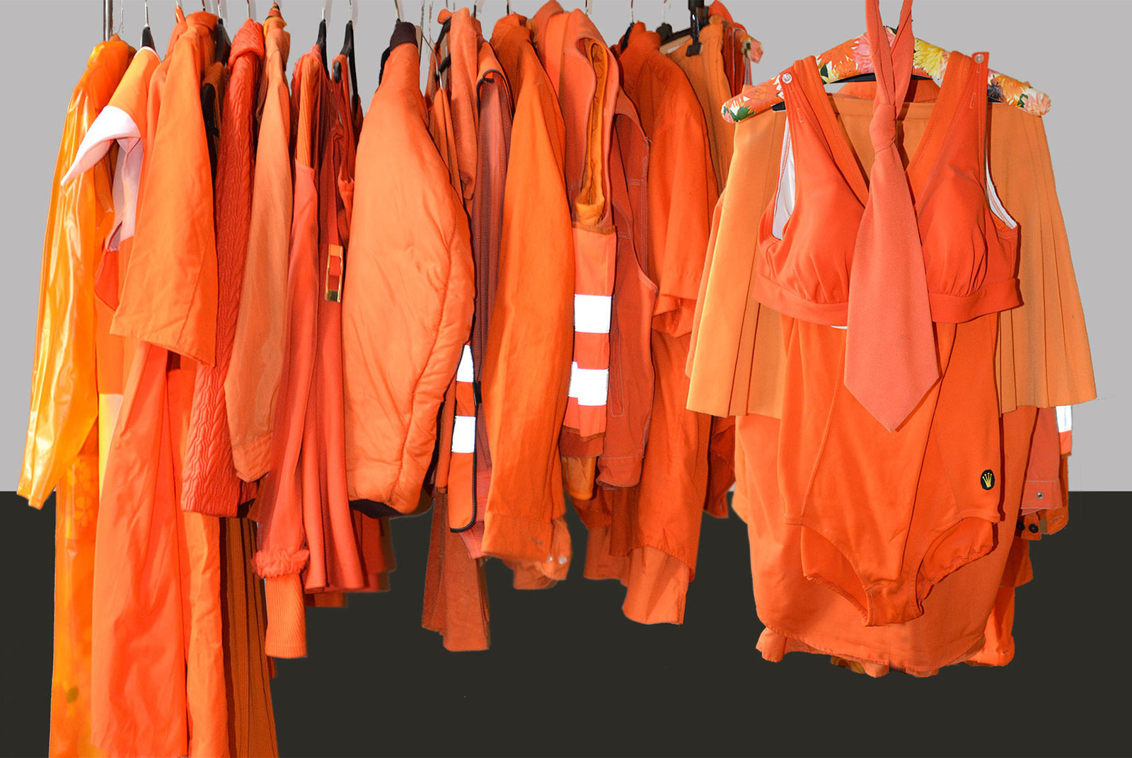 Textil – Gekleidet in Orange ist man immer ein Hingucker: Ob in der Abendgarderobe aus pflegeleichtem, wenngleich olfaktorisch etwas heiklem Dralon, in der vorschriftsgemäßen Warnweste oder mit der absolut wasserdichten Regenkleidung aus hauchdünnem, hochwertigen Plastik. 