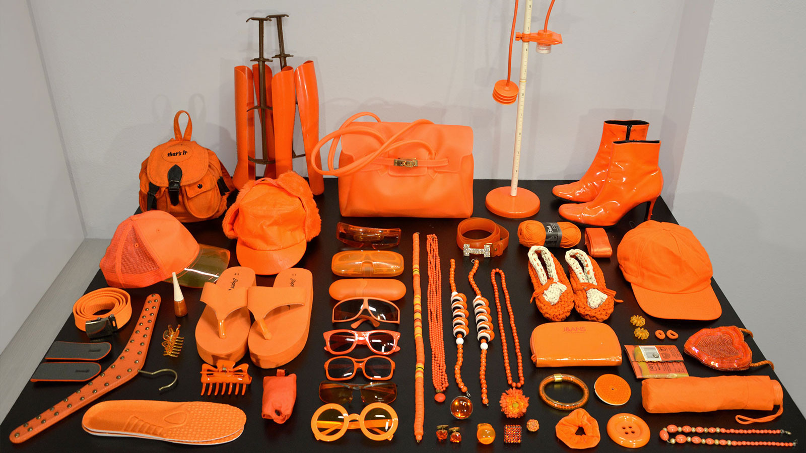 Accessoires – Die Wärme von Rot und die Strahlkraft des Gelb ist im Orange verbunden. Handtasche, Schmuck, Brille oder Kopfbedeckung in Orange geht immer. 